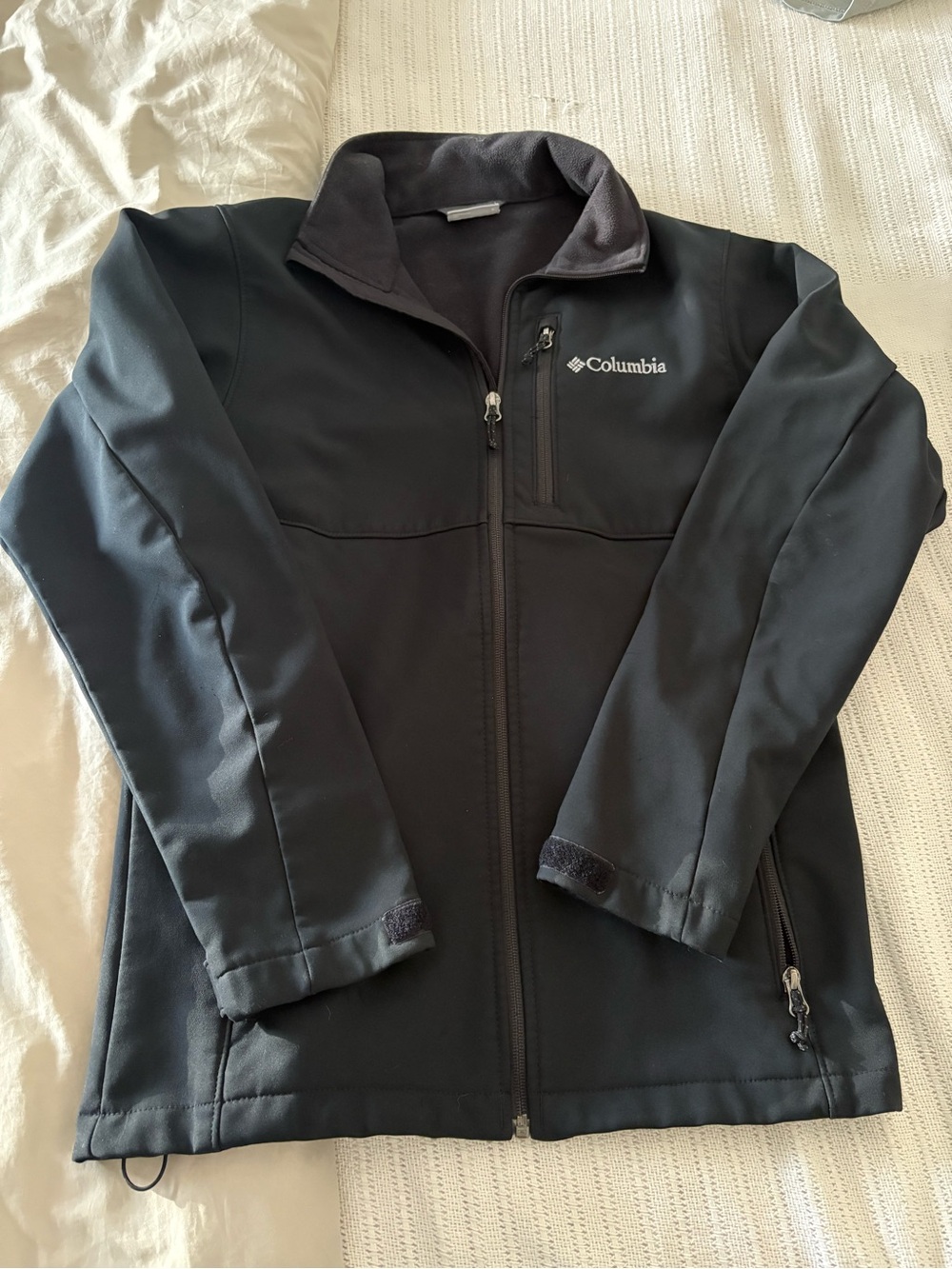 Columbia Men's Black Softshell Jacket - Water-Resistant Outdoor Coat